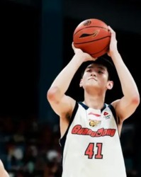 王洪泽出战14分钟，投篮4中1、罚球6中6得到8分4板2助1盖帽