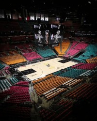 开云网址-即将打响！NBA官方晒出马刺主场红绿黄配色与球迷分享